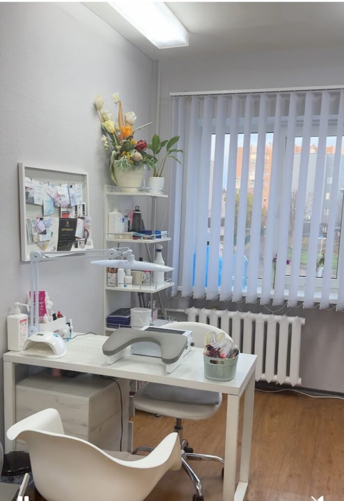 Nails room