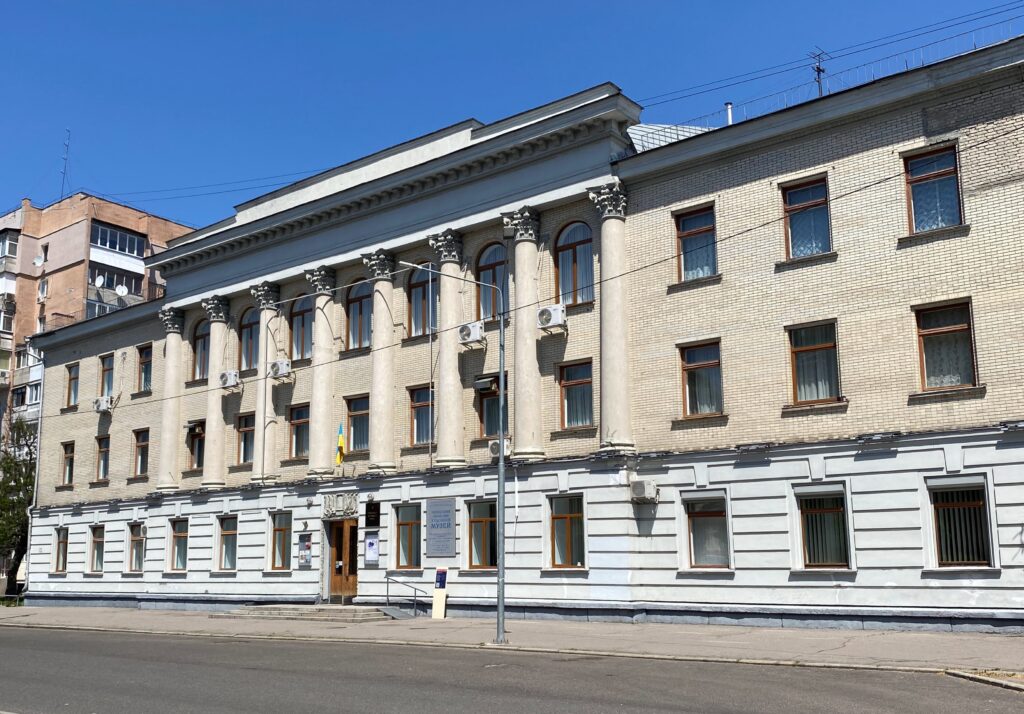 Будівля Черкаського обласного художнього музею на Хрещатику, травень 2023 року.