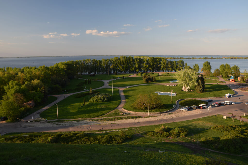 Парк «Долина троянд» у Черкасах на березі Кременчуцького водосховища, вид з боку Пагорба Слави (фото 2015 року).